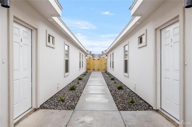 2613 Sage Dr, Unit 4 in Weslaco, TX - Building Photo - Building Photo
