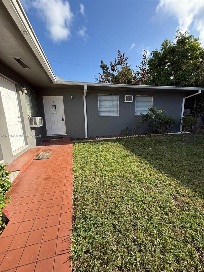 2031 NE 170th St in North Miami Beach, FL - Building Photo - Building Photo