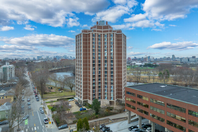 Ten Ten Memorial Drive in Cambridge, MA - Building Photo - Building Photo