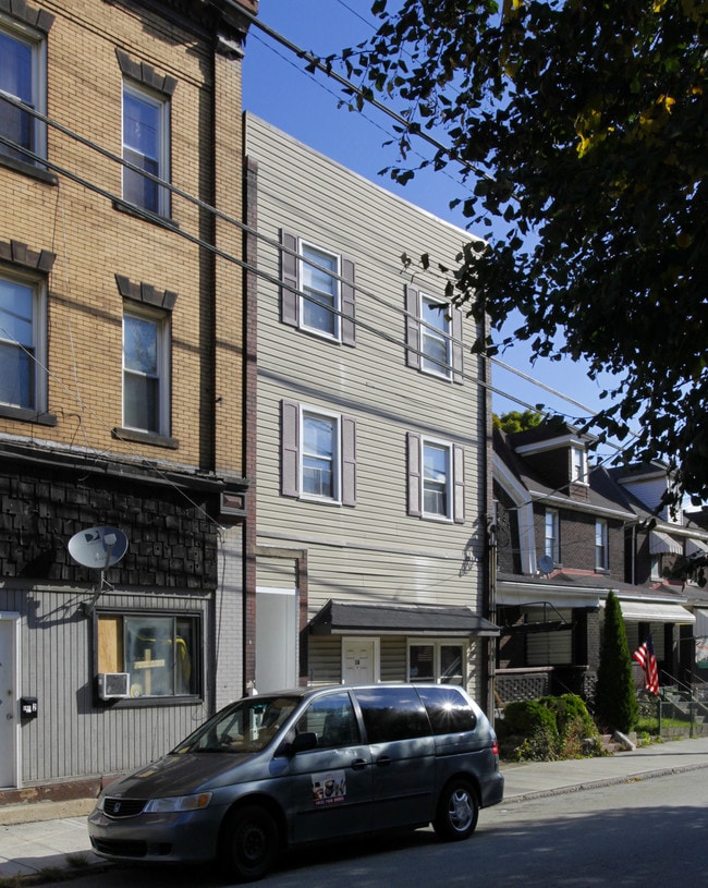 305 Bessemer Ave in East Pittsburgh, PA - Foto de edificio - Building Photo