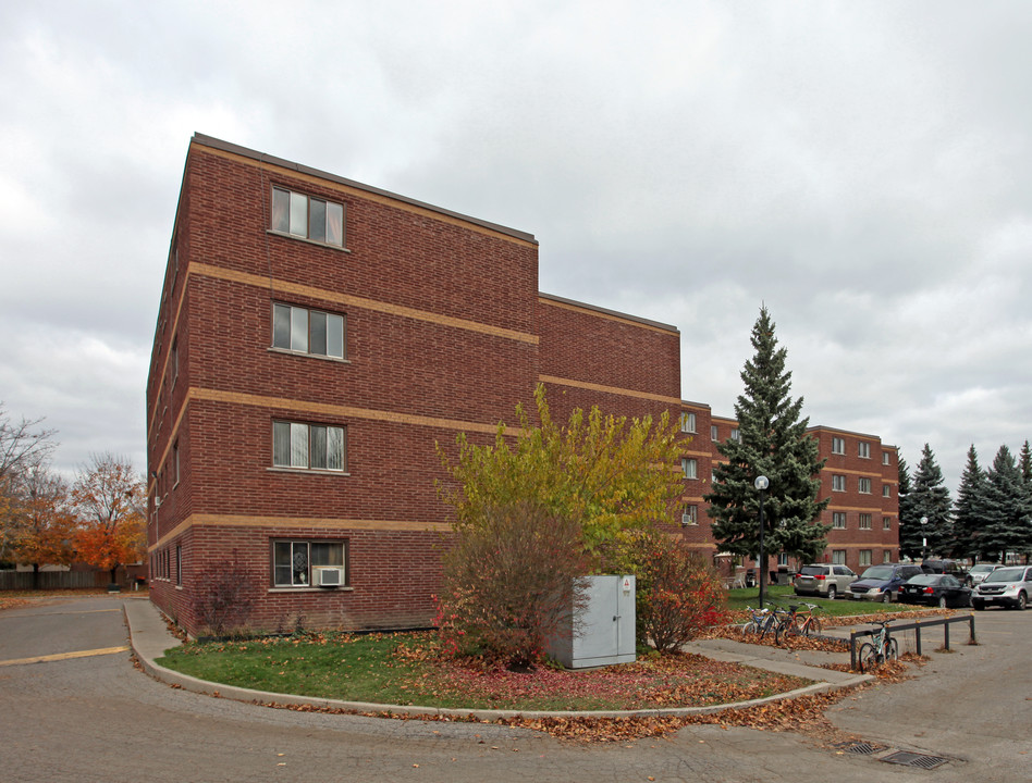 Regency Manor in Whitby, ON - Building Photo