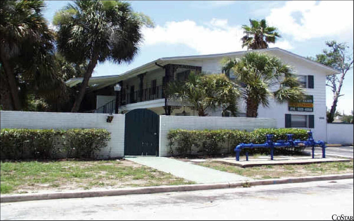 Sunset Oaks in St. Petersburg, FL - Building Photo