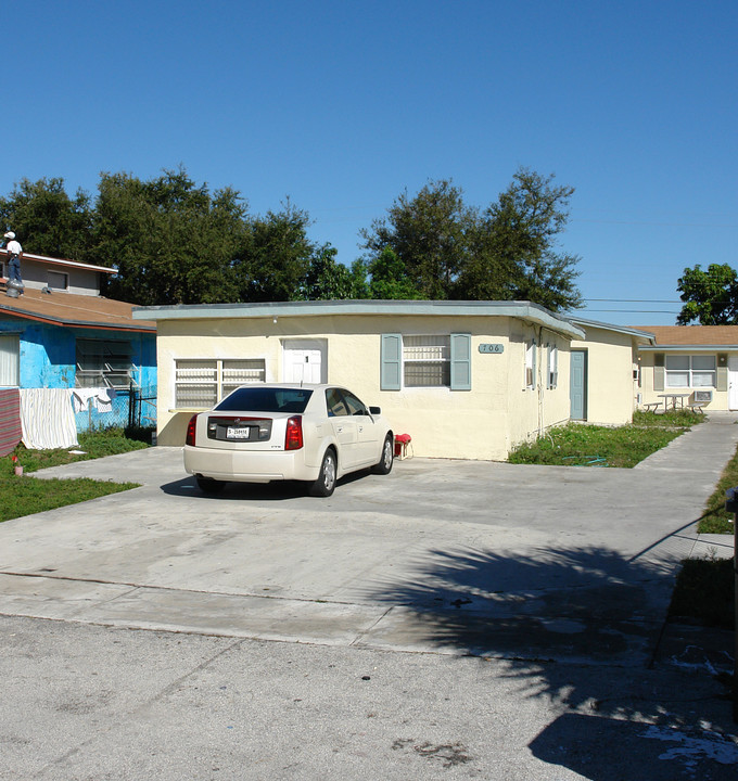 706 SW 4th Ter in Dania Beach, FL - Building Photo