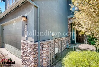 4591 NW Oxbridge Dr in Portland, OR - Building Photo - Building Photo