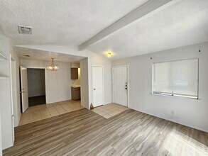 6000 Emerald Forest Dr in Austin, TX - Foto de edificio - Building Photo