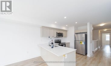 32 Wagon Ln in Barrie, ON - Building Photo - Building Photo