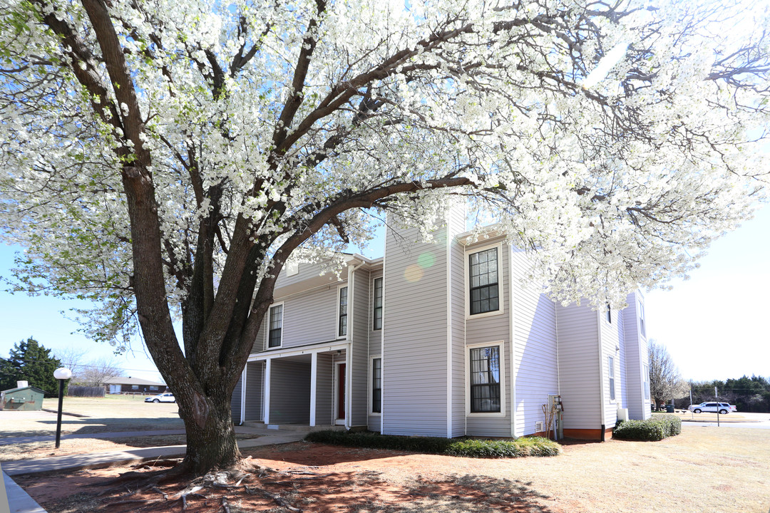 Victoria Park in Edmond, OK - Building Photo