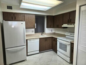 7300 Lake Cir Dr in Margate, FL - Building Photo - Building Photo