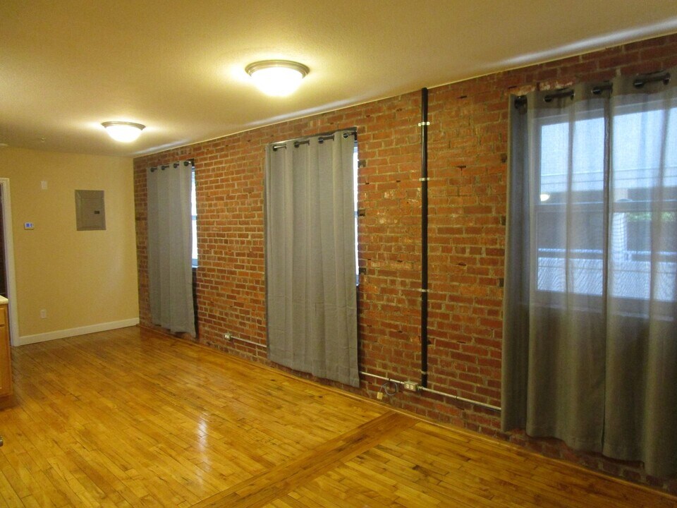 810 E Broadway in Columbia, MO - Building Photo