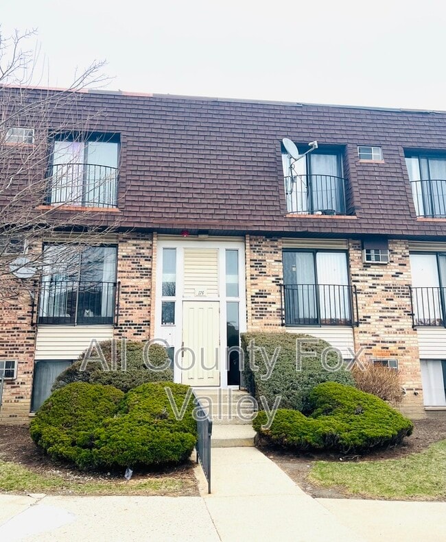 174 S Waters Edge Dr in Glendale Heights, IL - Building Photo - Building Photo