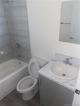 1710 NW 1st Ct-Unit -2 in Miami, FL - Foto de edificio - Building Photo