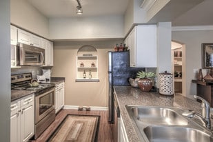 The Plaza Museum District in Houston, TX - Building Photo