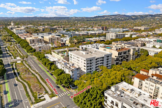 321 N Oakhurst Dr in Beverly Hills, CA - Building Photo - Building Photo