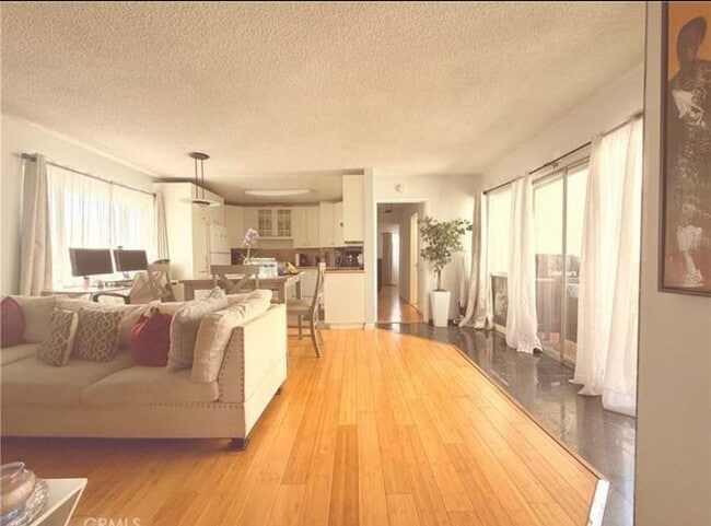 5300 Fairview Blvd in Los Angeles, CA - Foto de edificio - Building Photo