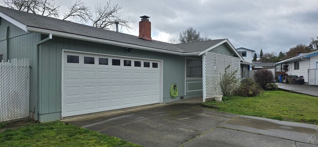 61 Carmel Ct in Roseburg, OR - Building Photo - Building Photo