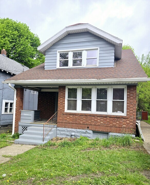 18 W 29th St in Erie, PA - Building Photo