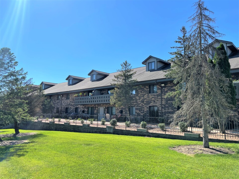 River Park Apartments in Oconomowoc, WI - Foto de edificio