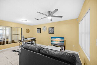 737 SE 4th Ave, Unit SI ID1359109P in Gainesville, FL - Foto de edificio - Building Photo