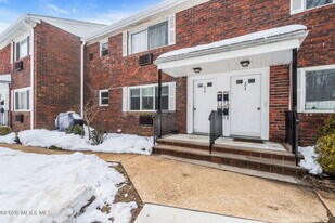 306 South St in Eatontown, NJ - Building Photo