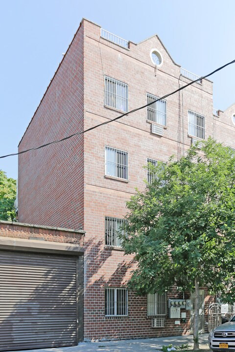 10417 37th Dr in Corona, NY - Foto de edificio