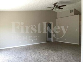 274 Meadow Glen Dr in Avon, IN - Building Photo - Building Photo