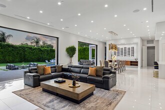 20141 Wells Dr in Woodland Hills, CA - Building Photo - Building Photo