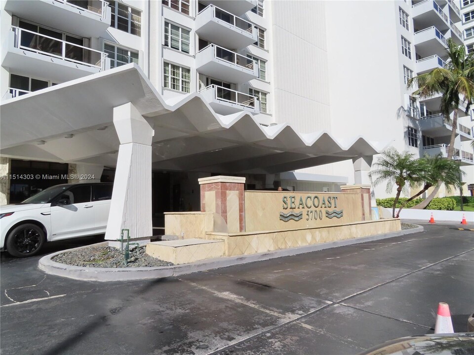 5700 Collins Ave, Unit 4 in Miami Beach, FL - Foto de edificio