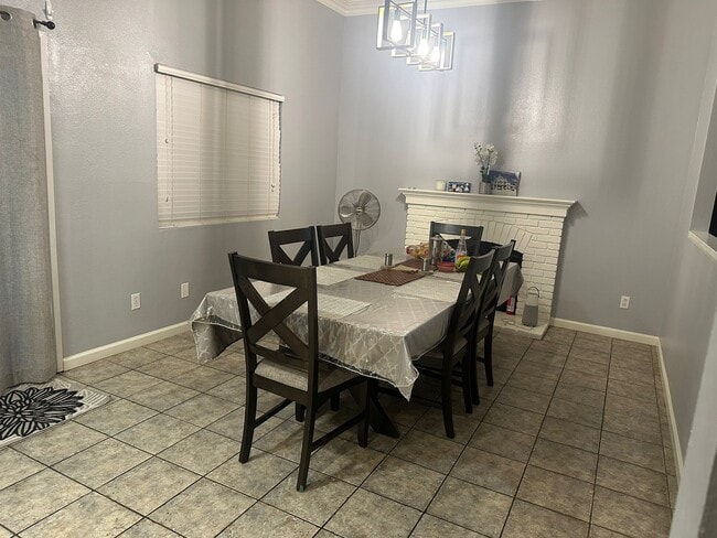 16325 Applegate Dr in Fontana, CA - Building Photo - Building Photo