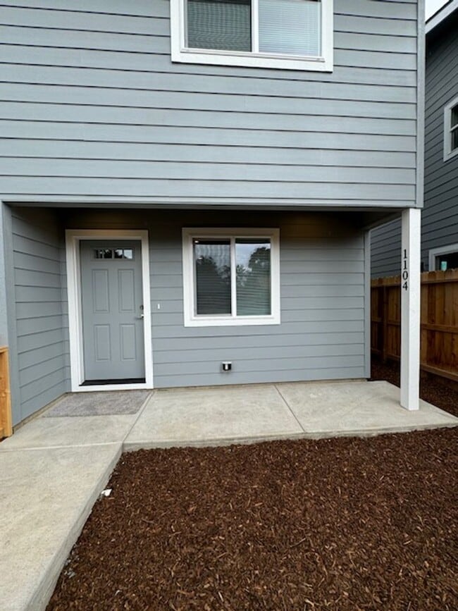 1102 W 11th St in Medford, OR - Building Photo - Building Photo