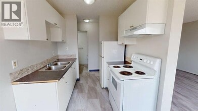9515-9100 100 Ave. in Grande Prairie, AB - Building Photo - Building Photo