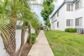 Casa Blanca in Chino, CA - Foto de edificio - Building Photo