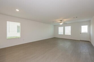 2737 Ctr Crk Ln in Fort Worth, TX - Building Photo - Building Photo