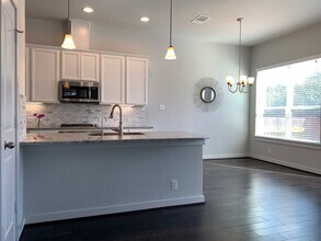 7914 Roanoke Run in San Antonio, TX - Building Photo - Building Photo