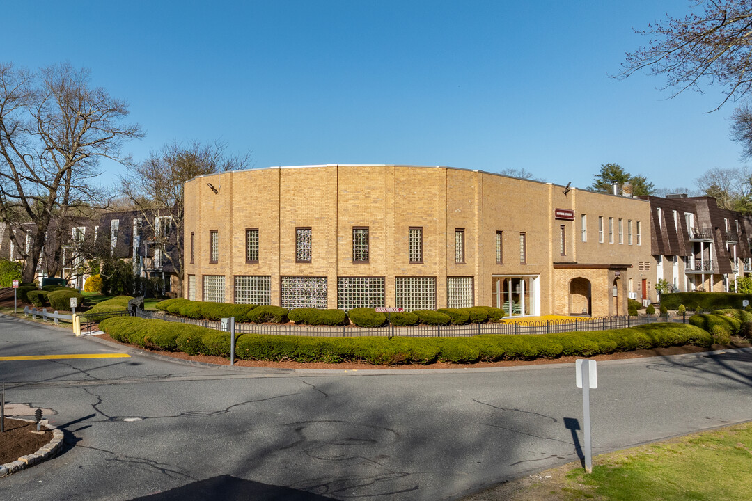 Shadowbrook Condominiums in Milford, MA - Foto de edificio