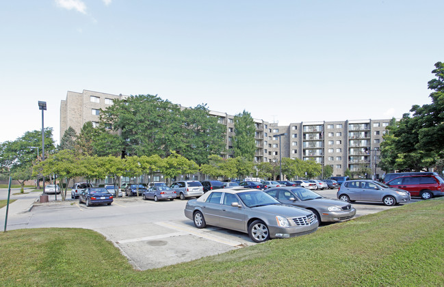 Clinton Place Apartments & Townhomes in Mount Clemens, MI - Foto de edificio - Building Photo