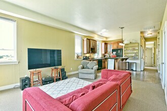 184 Clear Creek Dr in Ashland, OR - Building Photo - Building Photo