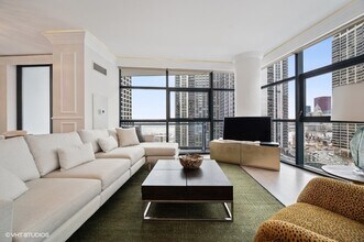 201 N Westshore Dr in Chicago, IL - Building Photo - Building Photo