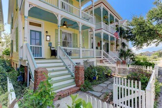 1221 Sealy Ave in Galveston, TX - Foto de edificio - Building Photo