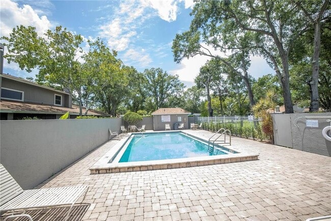 10049 Lake Oak Cir in Tampa, FL - Building Photo - Building Photo