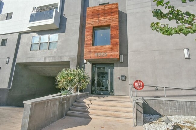 11925 Kling St, Unit 206 in Los Angeles, CA - Foto de edificio - Building Photo