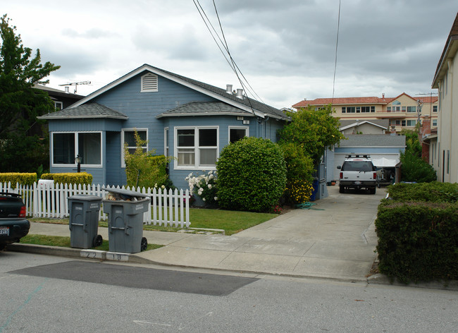 18 Willow Ave in Millbrae, CA - Foto de edificio - Building Photo