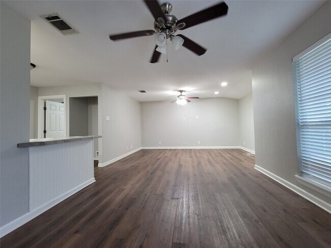 529 Kedy St, Unit 301-603 in Mesquite, TX - Building Photo - Building Photo