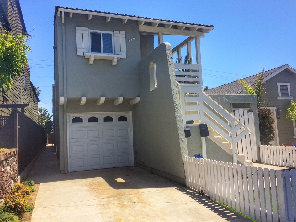 320 8th St in Huntington Beach, CA - Building Photo