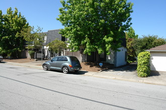 2712 Flores St in San Mateo, CA - Foto de edificio - Building Photo