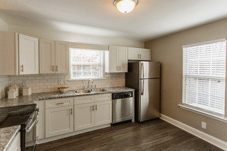 PEACHERS MILL COURT TOWNHOUSES in Clarksville, TN - Building Photo - Interior Photo