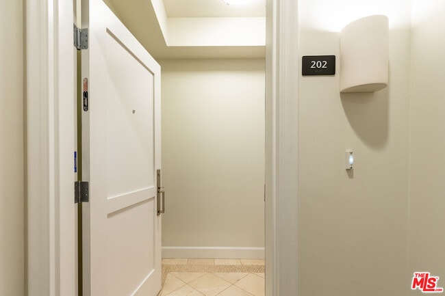 1751 Appian Wy in Santa Monica, CA - Foto de edificio - Building Photo