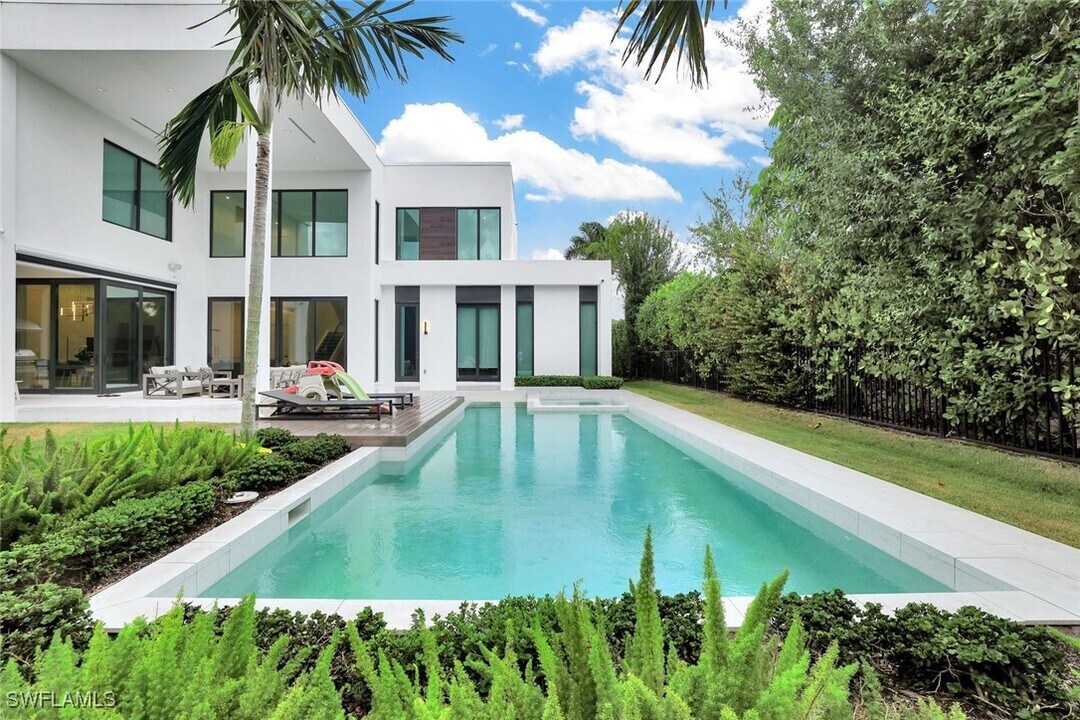 641 Starboard Dr in Naples, FL - Building Photo