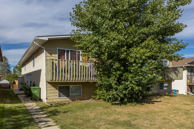 108 Sabrina Way SW in Calgary, AB - Building Photo - Primary Photo