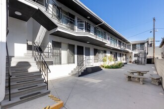 350 S Manhattan- fully renovated unit in Koreatown in Los Angeles, CA - Building Photo - Building Photo