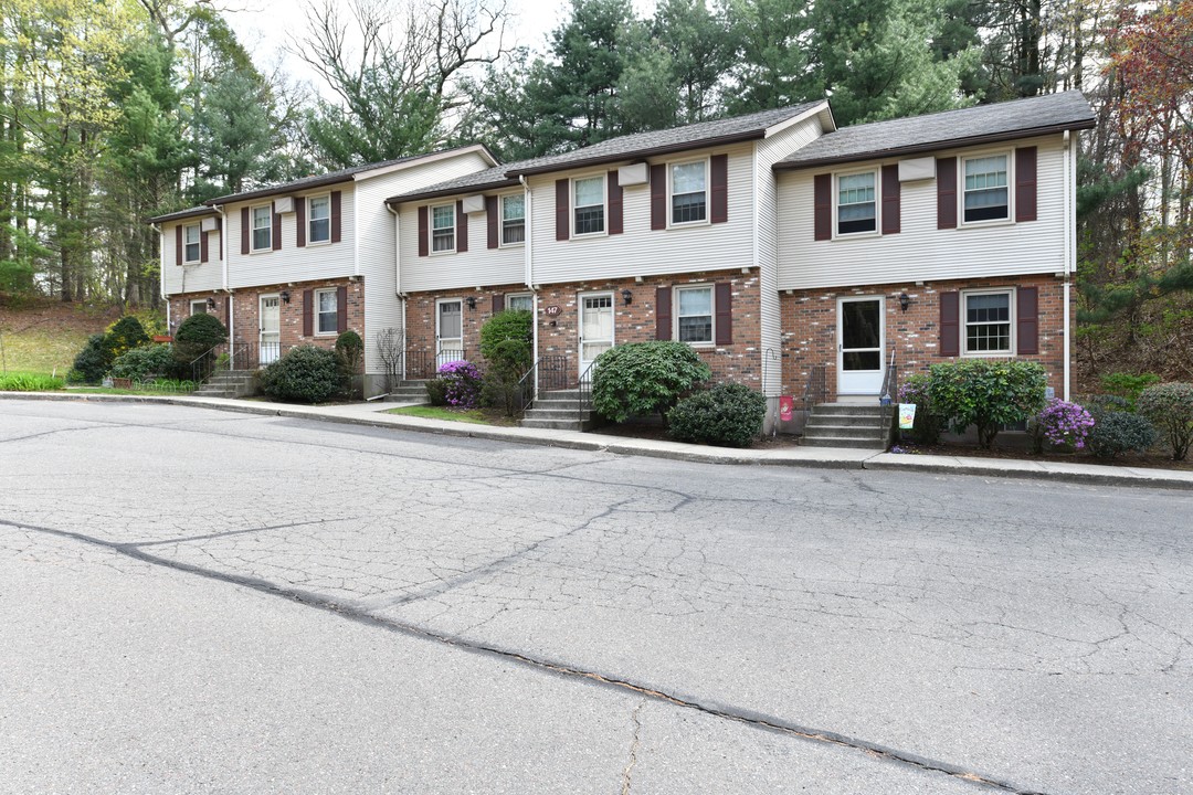 Love Lane Village in Manchester, CT - Foto de edificio